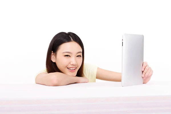 Young Woman Using Ipad — Stock Photo, Image
