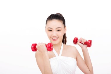 Dambıl tutan genç bir kadın.