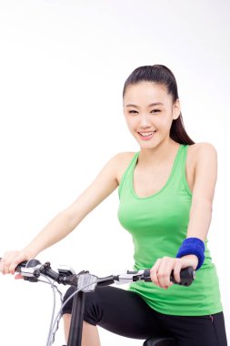 Bisiklet süren genç bir kadın