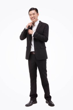 İş adamı kravatı ayarlıyor