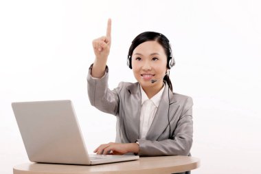 Bilgisayar kullanan iş kadını