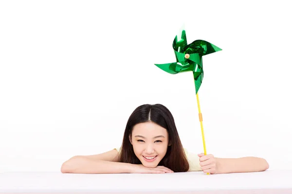 Jonge Vrouw Met Een Papiermolen — Stockfoto