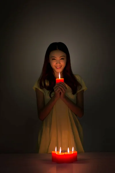 拿着红烛的年轻女人 — 图库照片