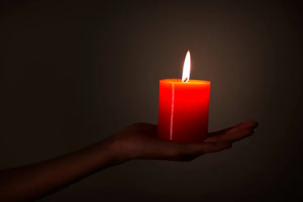 Hombre Con Una Vela Roja — Foto de Stock