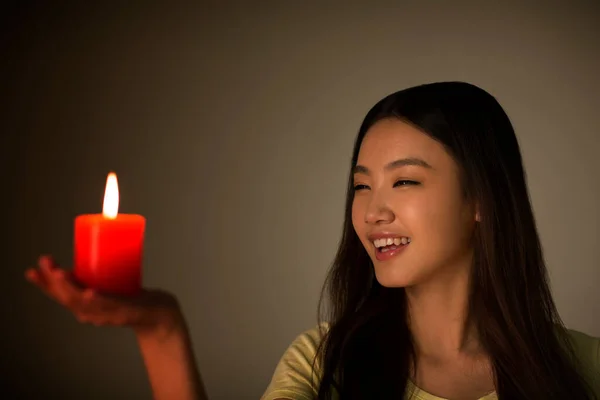 Ung Kvinna Som Håller Ett Rött Ljus — Stockfoto