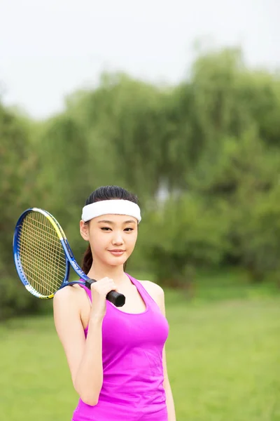Joven Mujer Jugando Tenis — Foto de Stock