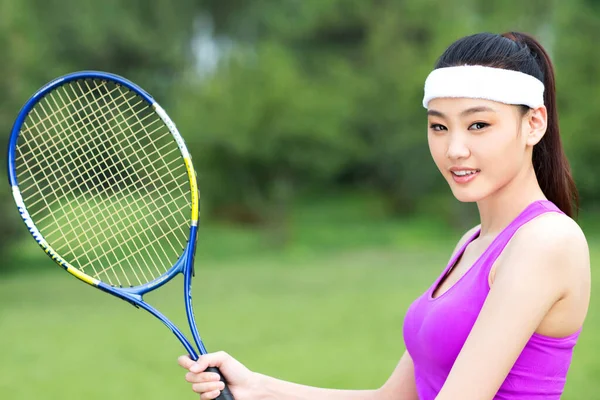 Joven Mujer Jugando Tenis — Foto de Stock