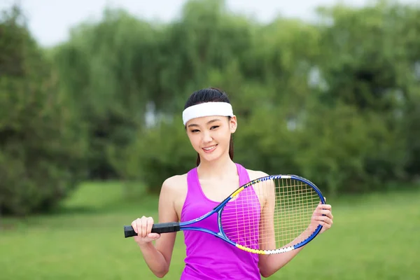 Jonge Vrouw Spelen Tennis — Stockfoto