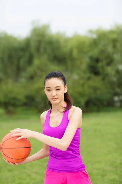 Mujer Joven Sosteniendo Una Pelota Baloncesto —  Fotos de Stock