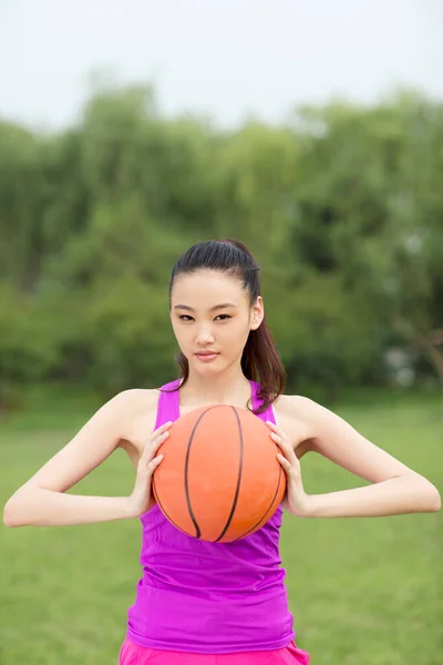 拿着篮球的年轻女子 — 图库照片