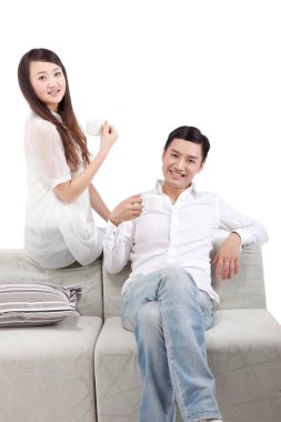 Doğulu genç çift kahve içiyor.