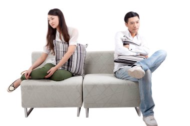 Genç çift birbirlerini sessiz tutuyorlar.