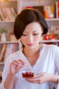 Çay içen genç kadın.