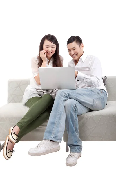 东方时尚年轻夫妇使用电脑 — 图库照片