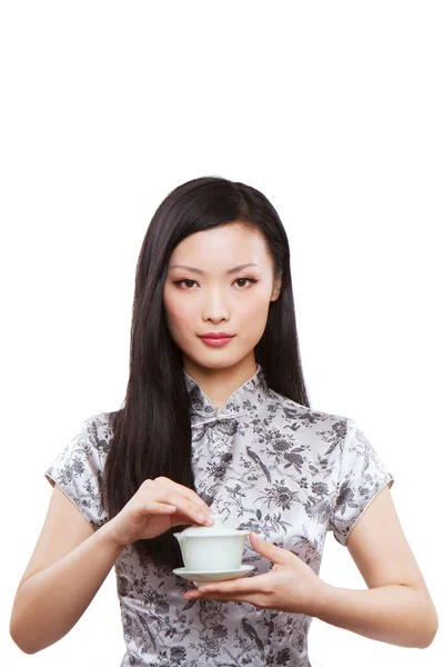 Bär Cheongsam Orientalisk Ung Kvinna Som Håller Kopp — Stockfoto