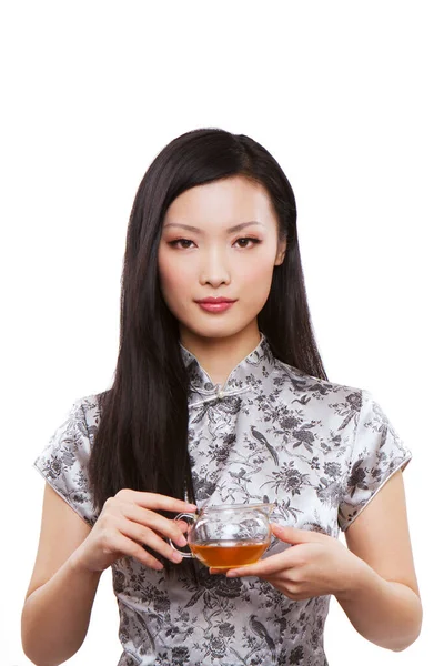 Bär Cheongsam Orientalisk Ung Kvinna Som Håller Tekanna — Stockfoto