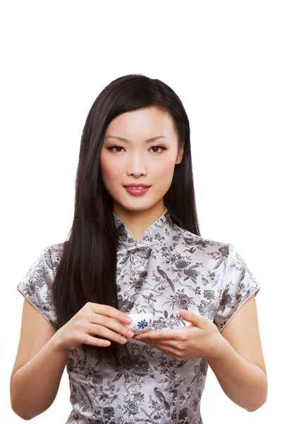 Indossare Cheongsam Orientale Giovane Donna Con Una Tazza — Foto Stock