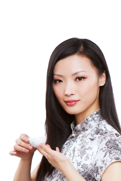 Bär Cheongsam Orientalisk Ung Kvinna Med Kopp — Stockfoto