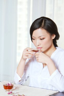 Çay içen genç kadın.