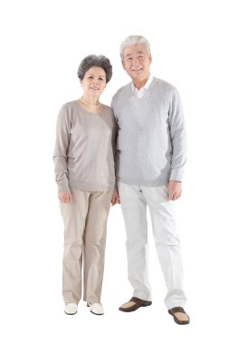 Beyaz arka planda doğulu yaşlı bir çift