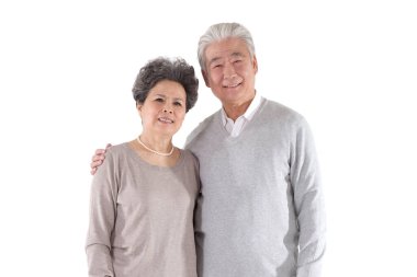 Beyaz arka planda doğulu yaşlı bir çift