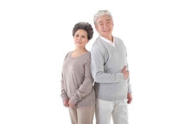 Beyaz arka planda doğulu yaşlı bir çift