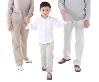 Küçük çocuk büyükannesinin elini tutuyor.