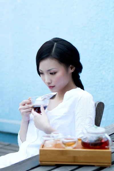 Young Woman Outdoor Tea — Stock Photo, Image