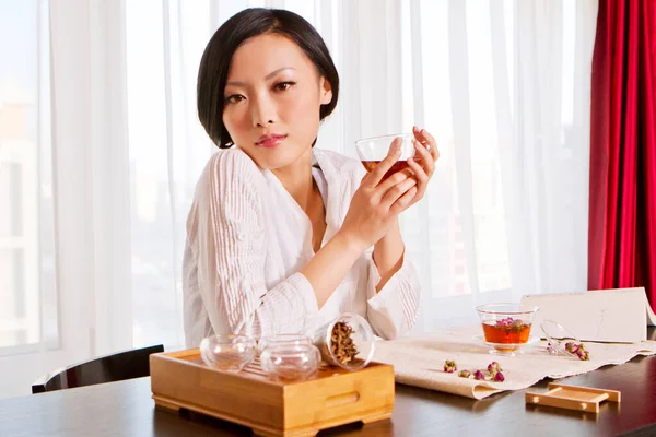 Oriental Fashion Young Woman Drinking Tea — Stock Photo, Image