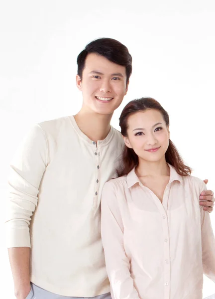 Oriental Jovem Casal Fundo Branco — Fotografia de Stock