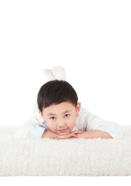 Beyaz arka planda doğulu çocuk portresi