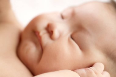 Uyuyan bir kız bebek