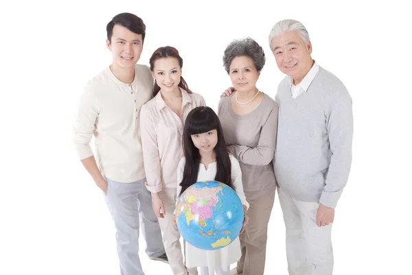 具有白人背景的东方家庭和全球 — 图库照片