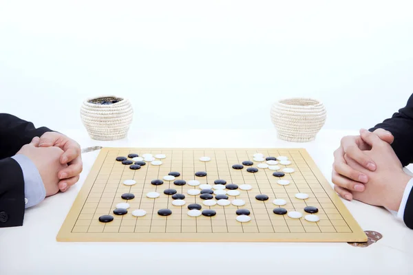 Двое Бизнесменов Играют Шахматы — стоковое фото