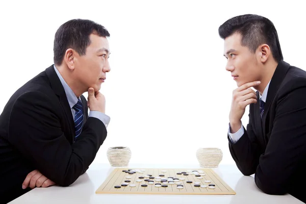 Двое Бизнесменов Играют Шахматы — стоковое фото