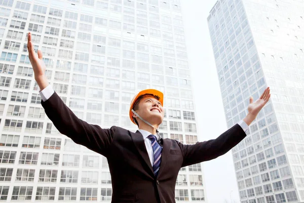 Oriental Retrato Engenheiro Com Construção Segundo Plano — Fotografia de Stock