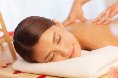 Yatakta oturan biri.