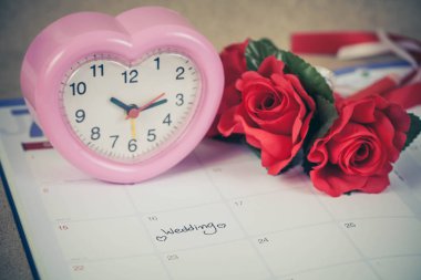 Uyarı mektubu düğün günü takvim planlama ve kalp işareti renk tonlu.