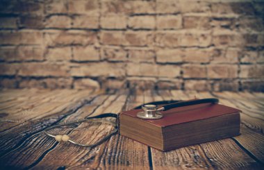 stetoskop ile eski metin kitap, tıp eğitimi konseptiyle .