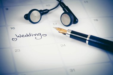 Uyarı mektubu düğün günü takvim planlama ve duo kulak telefondaki renk tonlu.