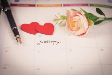 Uyarı mektubu düğün günü takvim planlama ve renk tonu ile dolma kalem.