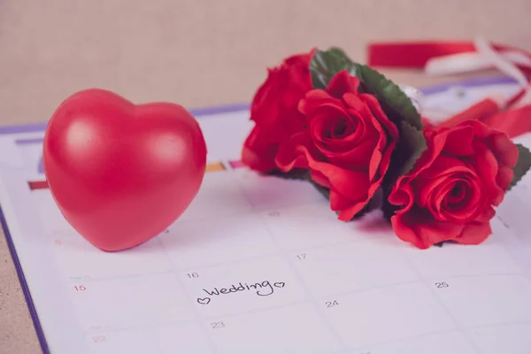 在日历规划中提醒结婚日和用颜色色调的心牌 — 图库照片