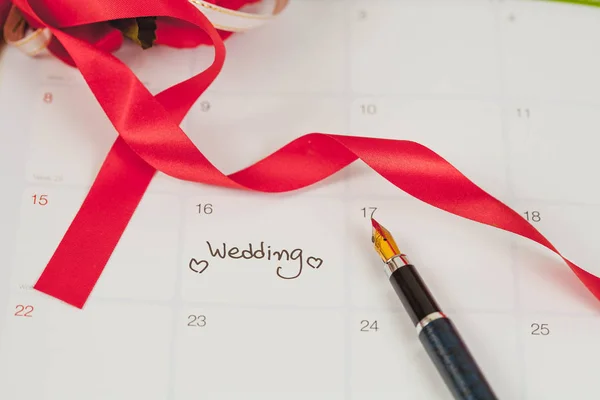 アラーム カレンダー企画色のトーンと万年筆の結婚式の日 — ストック写真