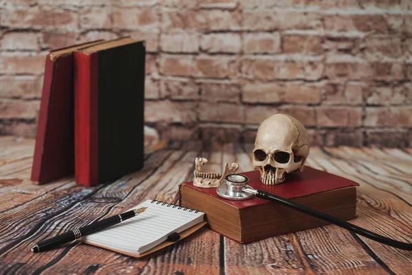 Crânio Com Livro Texto Antigo Conceito Com Educação Médica — Fotografia de Stock