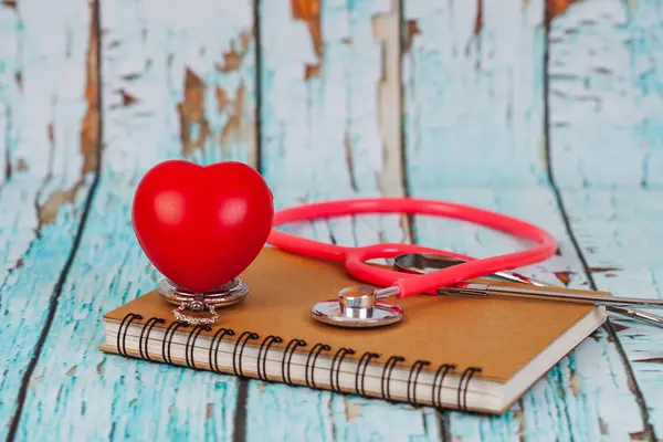 Roter Herzball Auf Buchnotiz Konzept Fixiertes Herz — Stockfoto