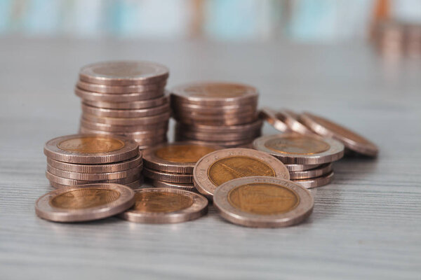 Складки денежных монет на деревянном фоне, экономия с ростом ваших денег
.