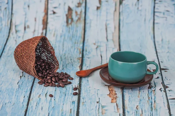Зеленая Чашка Кофе Кофейные Зерна Фоне Старого Дерева — стоковое фото
