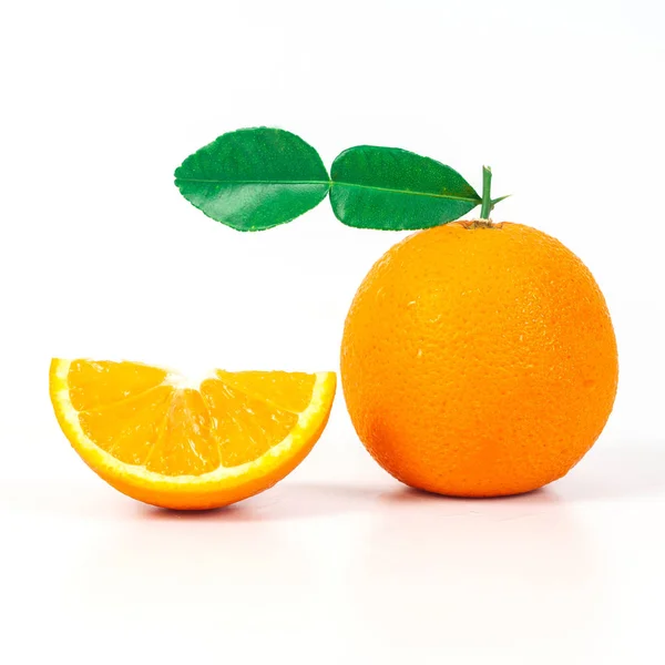 Isoleren Van Oranje Vruchten Witte Achtergrond — Stockfoto