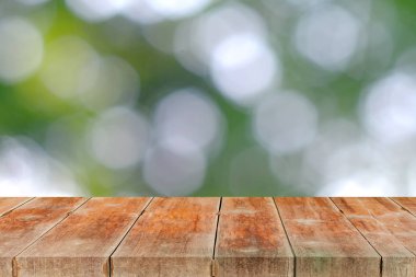 ahşap yürüyüş veya teras ışık bokeh arka plan üzerinde