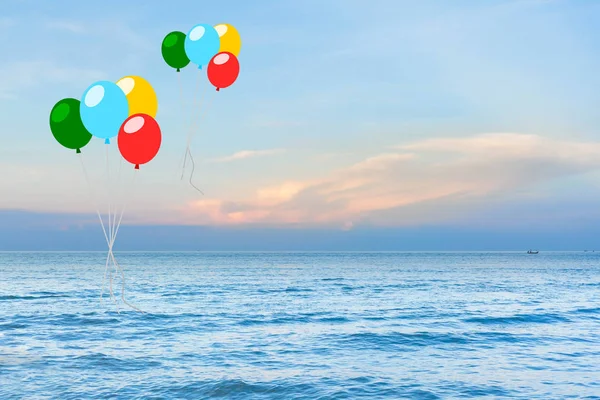 Красочный Воздушный Шар Над Морем Фоне Солнечных Лучей — стоковое фото